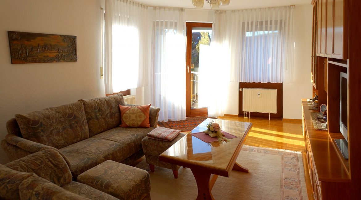 Wohnzimmer mit Zugang zum Balkon