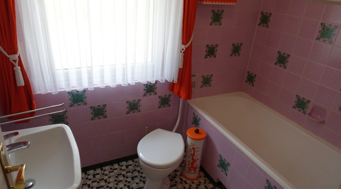 Badezimmer Obergeschoss mit Badewanne