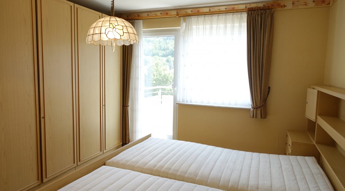 Schlafzimmer Obergeschoss mit Zugang auf Balkon