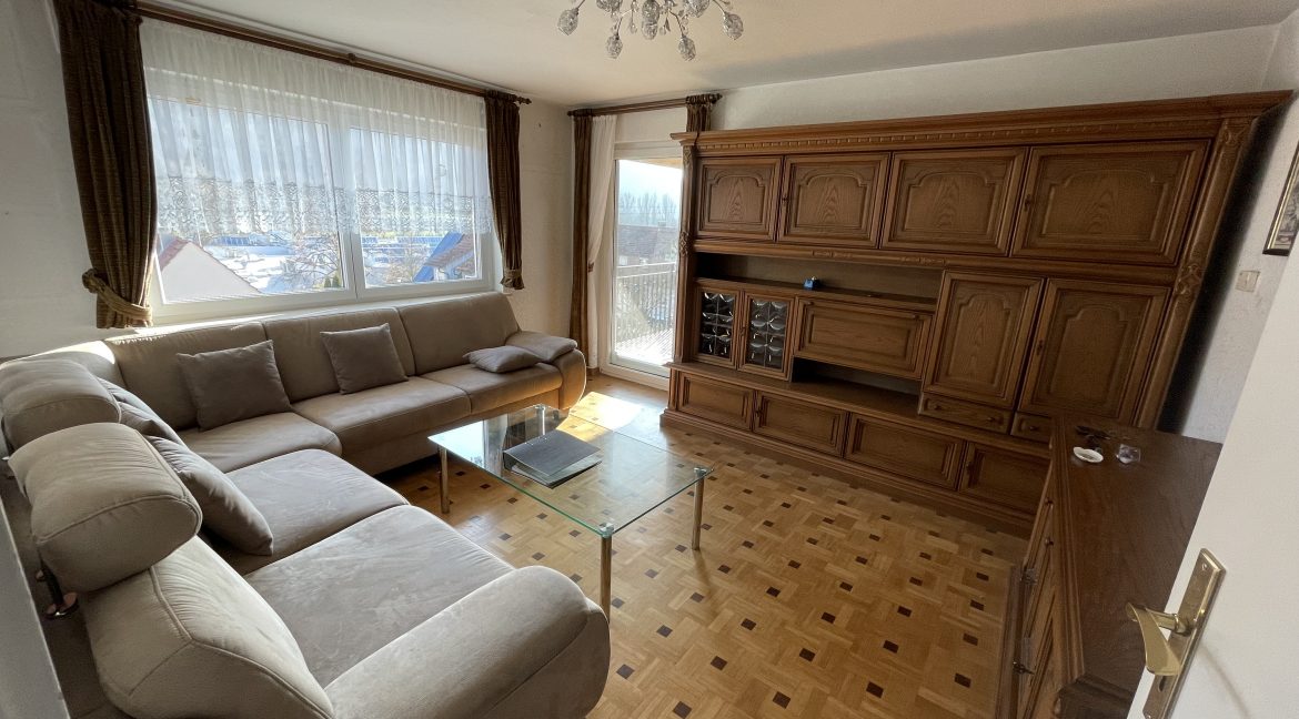 Wohnzimmer mit Zugang zum Balkon