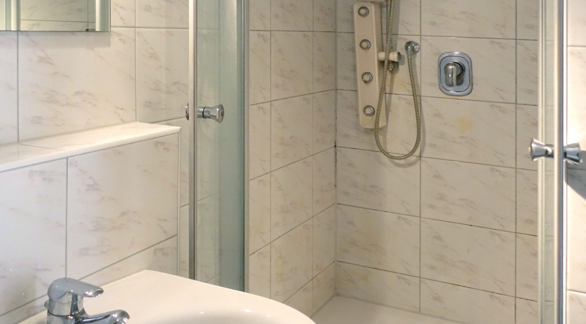 Badezimmer mit Dusche