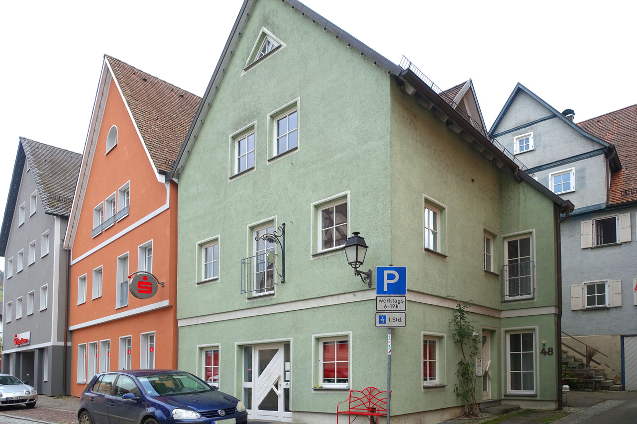 Attraktives Stadthaus mit Loggia + PKW-Stellpl. direkt in der Ortsmitte von Niedernhall