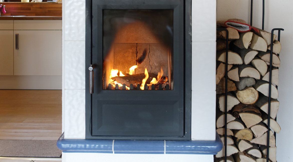 wärmender Kachelofen