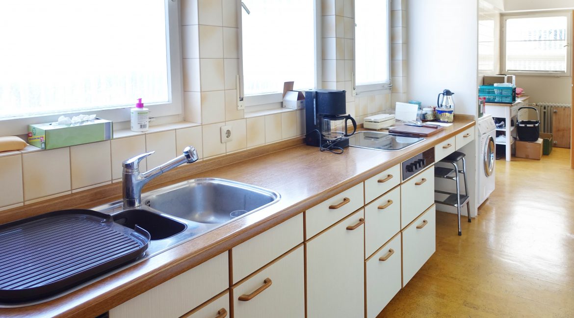 Küche mit Hauswirtschaftsraum