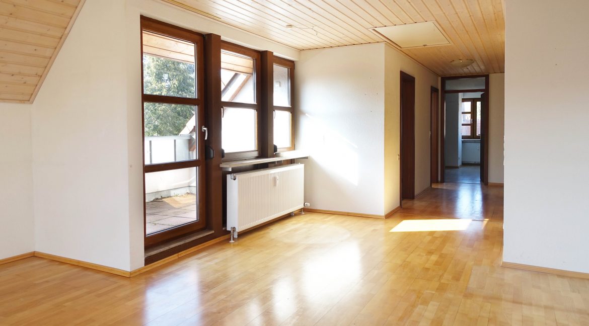 Wohnen_Essen mit Zugang auf Dachterrasse